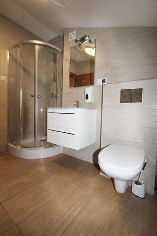 Хостелы Pokoje Gościnne w WSE Белосток Трехместный номер с общей ванной комнатой-8